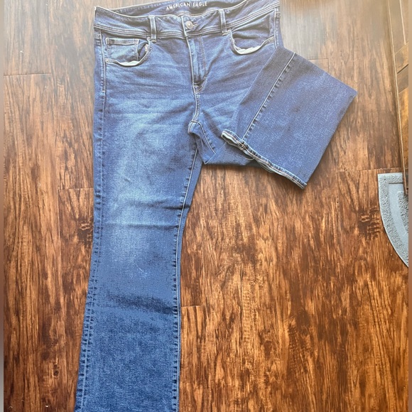 American Eagle- Flare Super Stretch Medium Wash Jeans - Picture 7 of 8